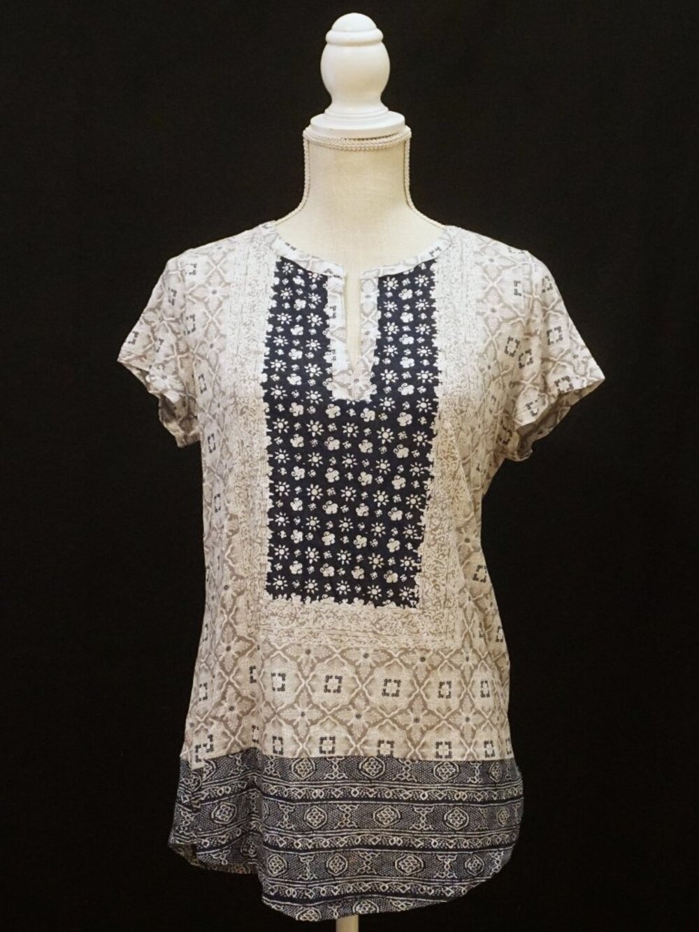 Lucky Brand Navy Gray White Pattern Tee Split V Neck Short Sleeve Women’s Medium